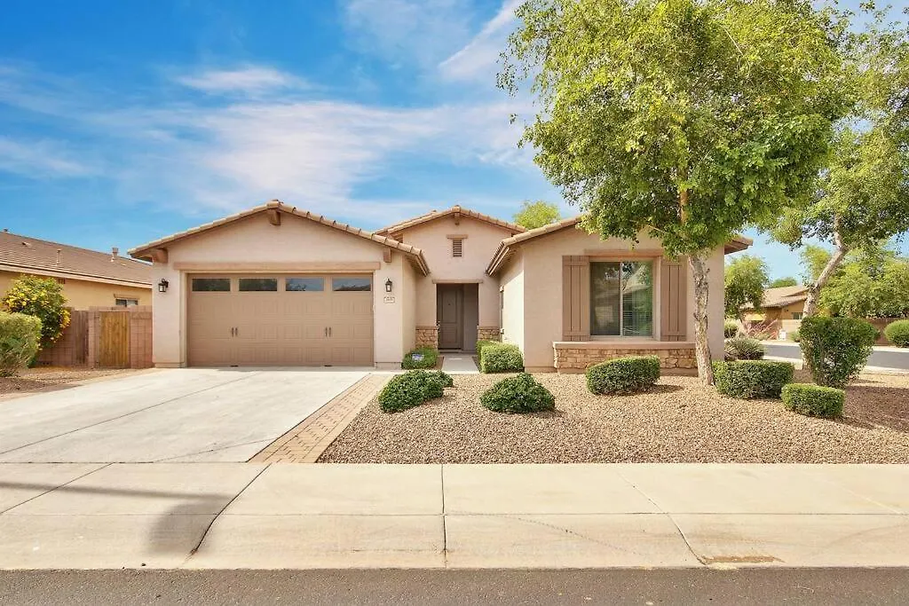 Stylish & Modern Home Near Downtown Gilbert! Holiday home
